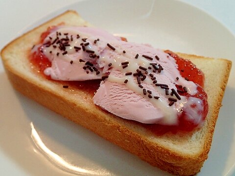 苺ジャムと苺アイスとスプレーチョコのトースト